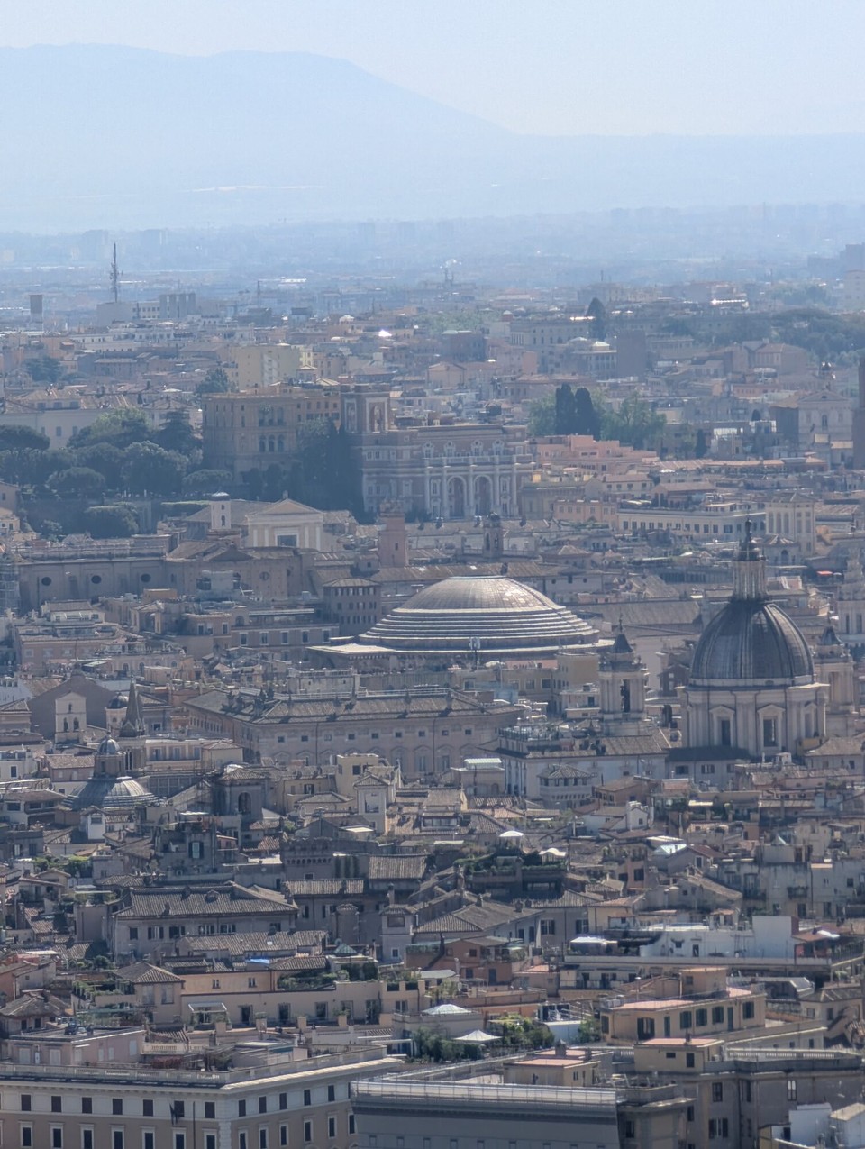 Italien - Rom - In der Bildmitte ist das Dach des Pantheon zu erkennen.