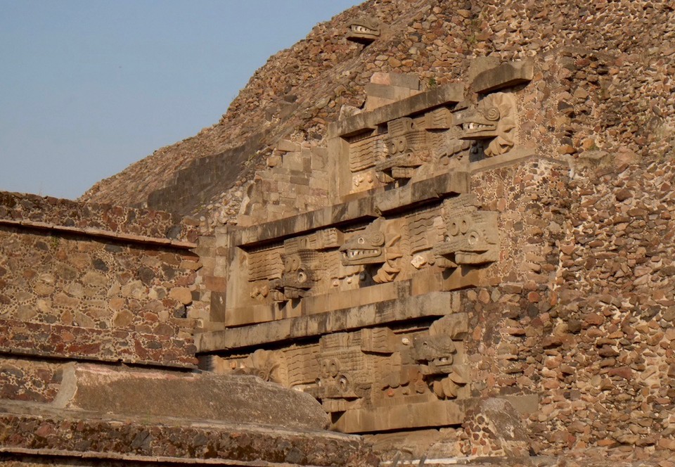 Mexiko - Teotihuacán - Jaguarköpfe am Tempel des Quetzalcóatl
