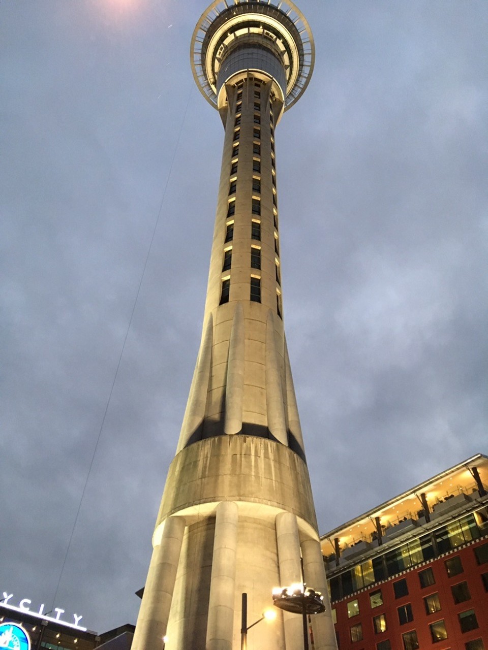 Neuseeland - Auckland - Skytower. Kostet aber $29... für einen Blick in die Wolken (und nicht über) ist uns das heute zu teuer... 