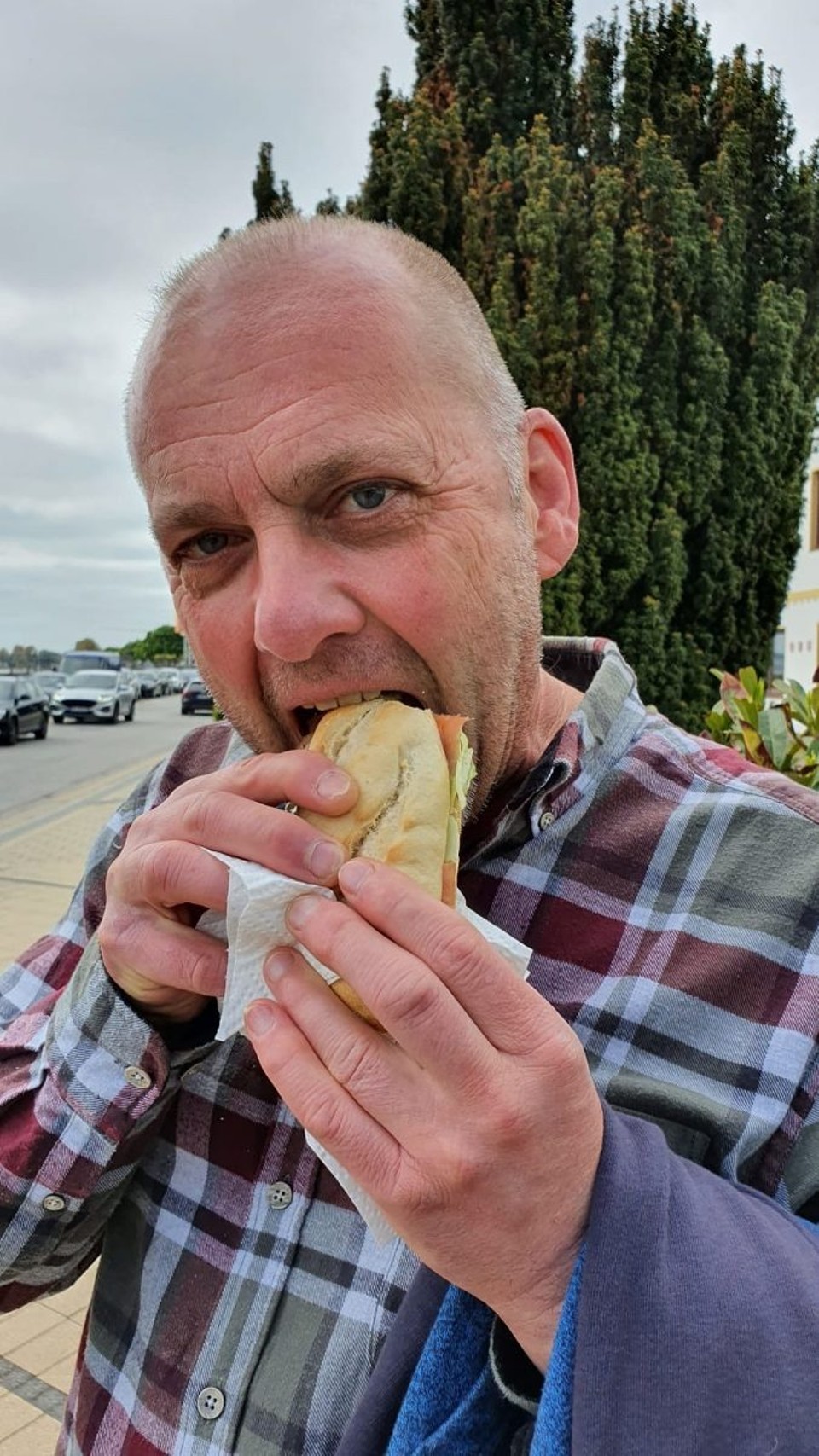 Deutschland - Scharbeutz - Ein Fischbrötchen passt immer rein.
