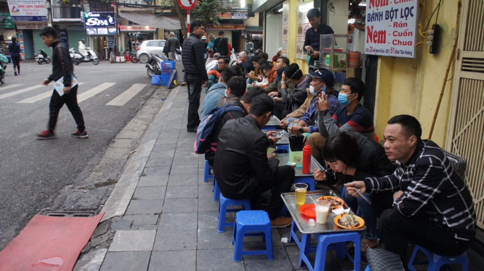 Vietnam - Hanoi - Schnellküchen und Cafes prägen das Strassenbild