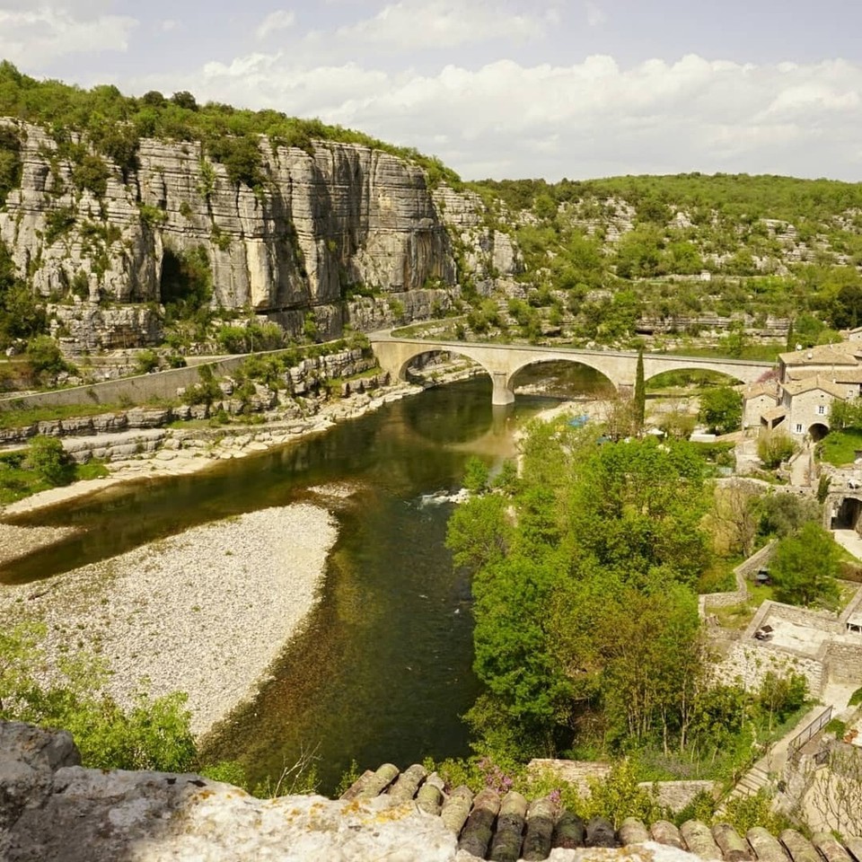 Frankreich - Balazuc - Balazuc - Zugang über die Brücke im Ardéche Tal