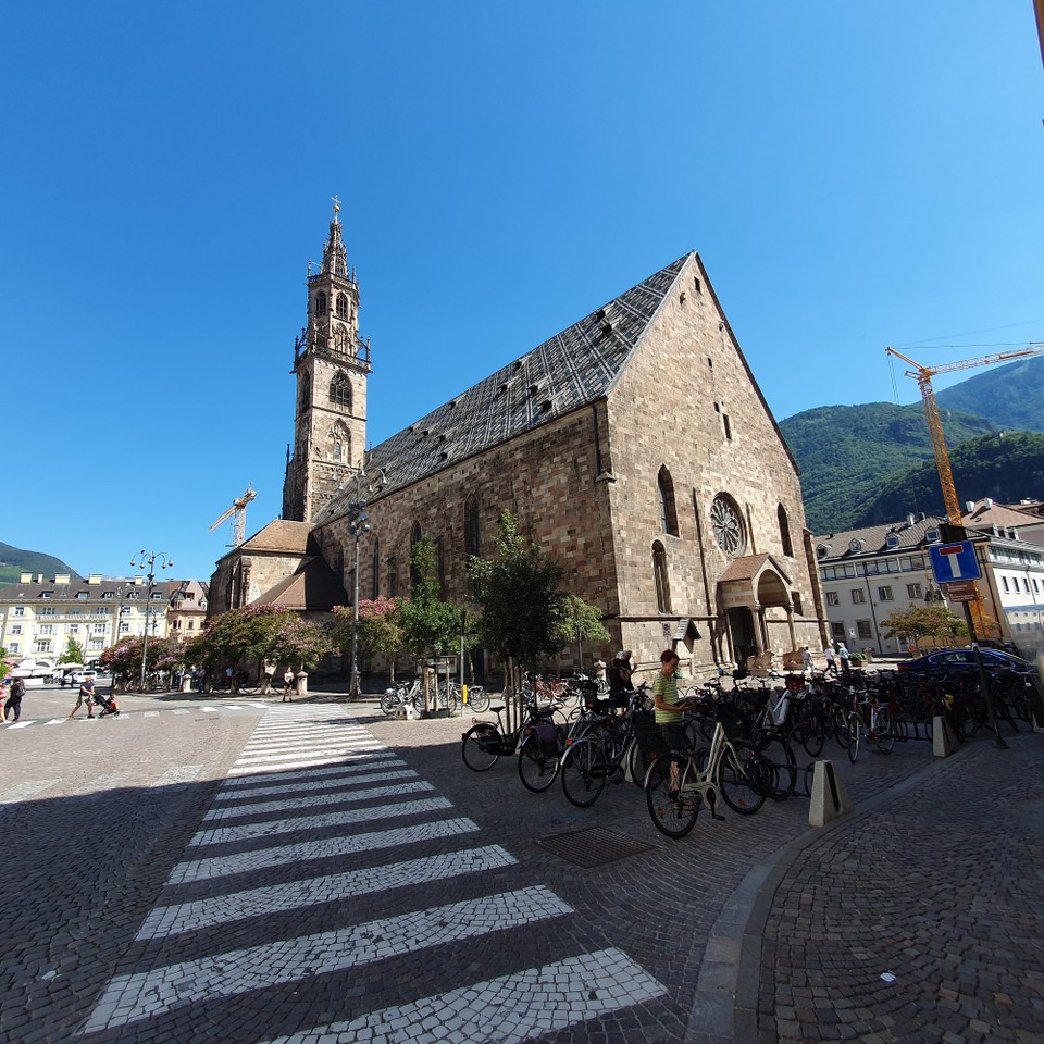 Italien - Bozen - ..gehört zu den Kirchen mit den meisten Sitzplätzen im Alpenraum.