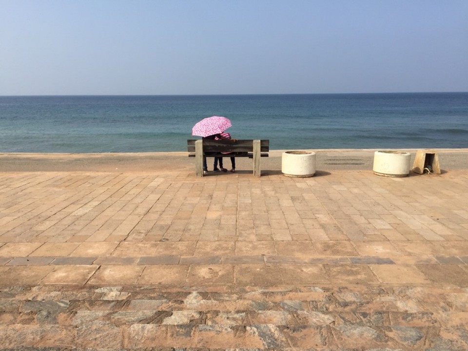 Sri Lanka - Colombo - Küssen nur mit Sonnenschirm