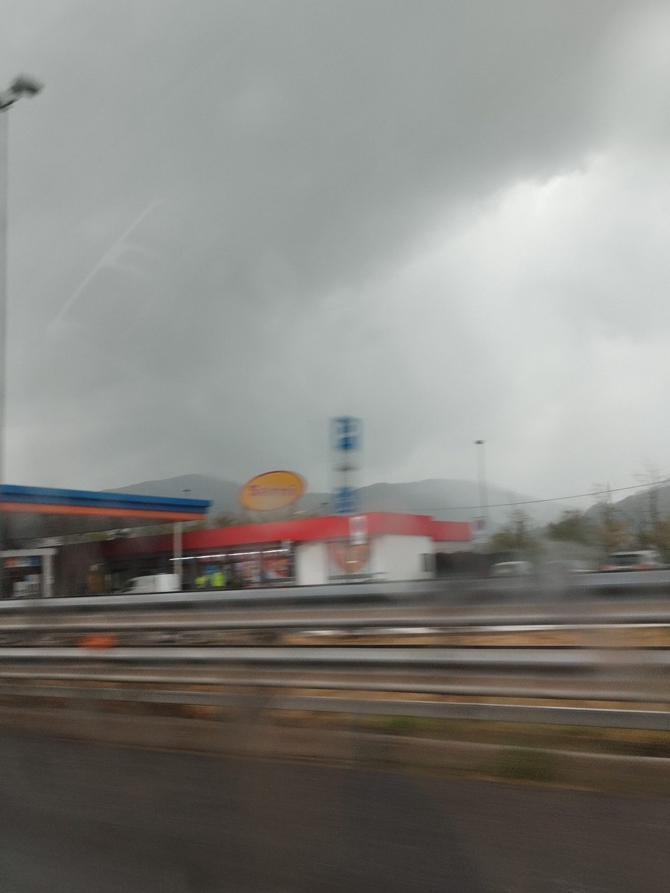 Italien - Genua - Auf dem Weg nach Genua: Weltuntergangswetter