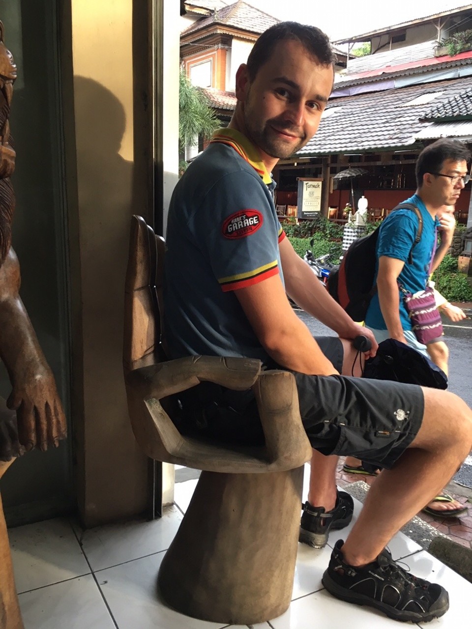 Indonesien - Gianyar - In einem Laden für Holzschnitzereien - erkennt ihr, worauf Paul sitzt?