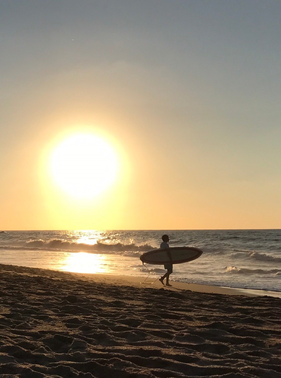 Mexiko - San Pancho - Zum Sonnenuntergang versammeln sich alle am Strand, um die wunderschönen Sonnenuntergänge im Pazifik zu bestaunen. Manche stürzen sich auch zum Sundown Surf ein letztes Mal in die Wellen. Wenn die Sonne hinter dem Horizont verschwunden ist, applaudiert der ganze Strand - wie im Theater (die Vorstellung ist auch zu schön und wir genießen sie möglichst jeden Abend aufs Neue...)