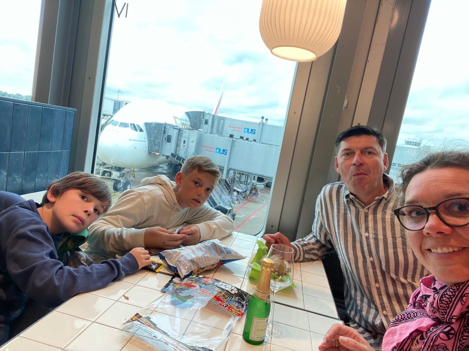 Vereinigte Arabische Emirate - Dubai - Einen Sekt haben wir uns verdient. Erstes Etappenziel erreicht. Wir sind am Gate. 
Bald sitzen wir im Flieger nach Dubai. Im Hintergrund steht der A 380 von Emirates.