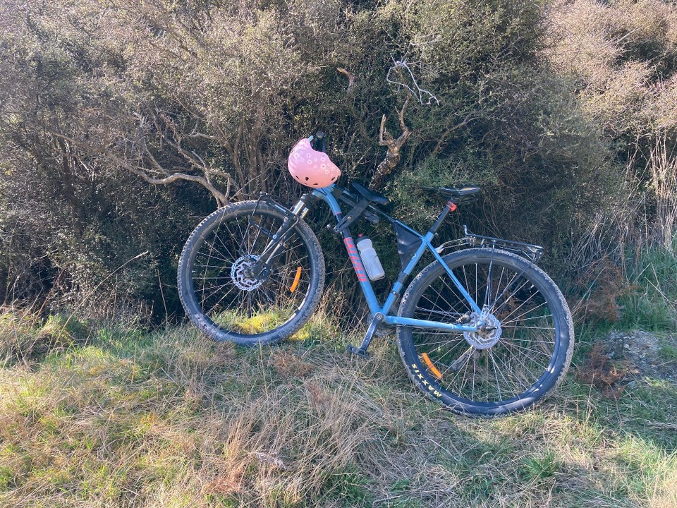 Neuseeland - Lake Hāwea - Fahrrad und Helm haben brav auf mich gewartet, jetzt kanns nach Hause gehen