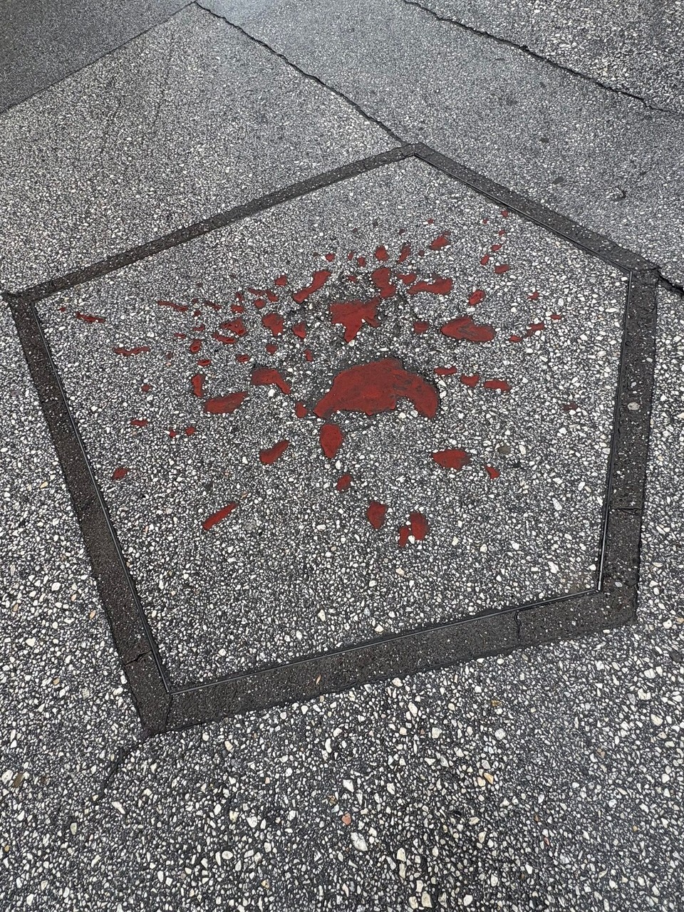 Bosnien und Herzegowina - Kakanj - Rose von Sarajevo markiert den Ort, an dem ein Mensch durch eine Granate starb