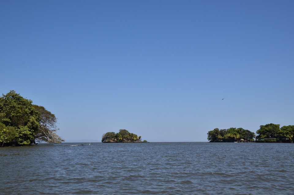 Nicaragua - Granada - Ein Vulkanausbruch hat hier über 360 Inseln erschaffen. Viele sind bewohnt, von Superreichen wie man an den Villen sehen kann, und von Armen Leuten. Einige stehen zum Verkauf.