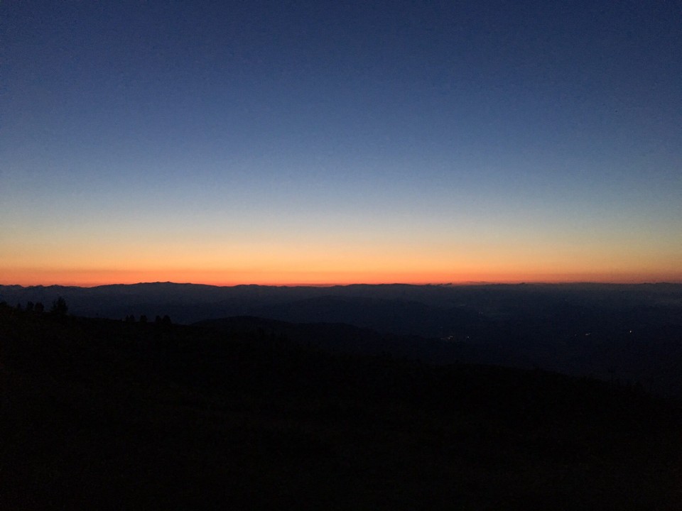 Österreich - Treffen am Ossiacher See - Sonnenaufgangswanderung! Aufstehen um 3:15 Uhr in der Früh und dann ab mit dem Shuttle auf 1600 Meter. Von da aus hoch bis auf 1900 gewandert und von dort den Sonnenaufgang bewundert. Dann wieder runter und auf 1600 Metern Bergfrühstück auf einer Hütte eingelegt. Hat sich total gelohnt !! 🌄