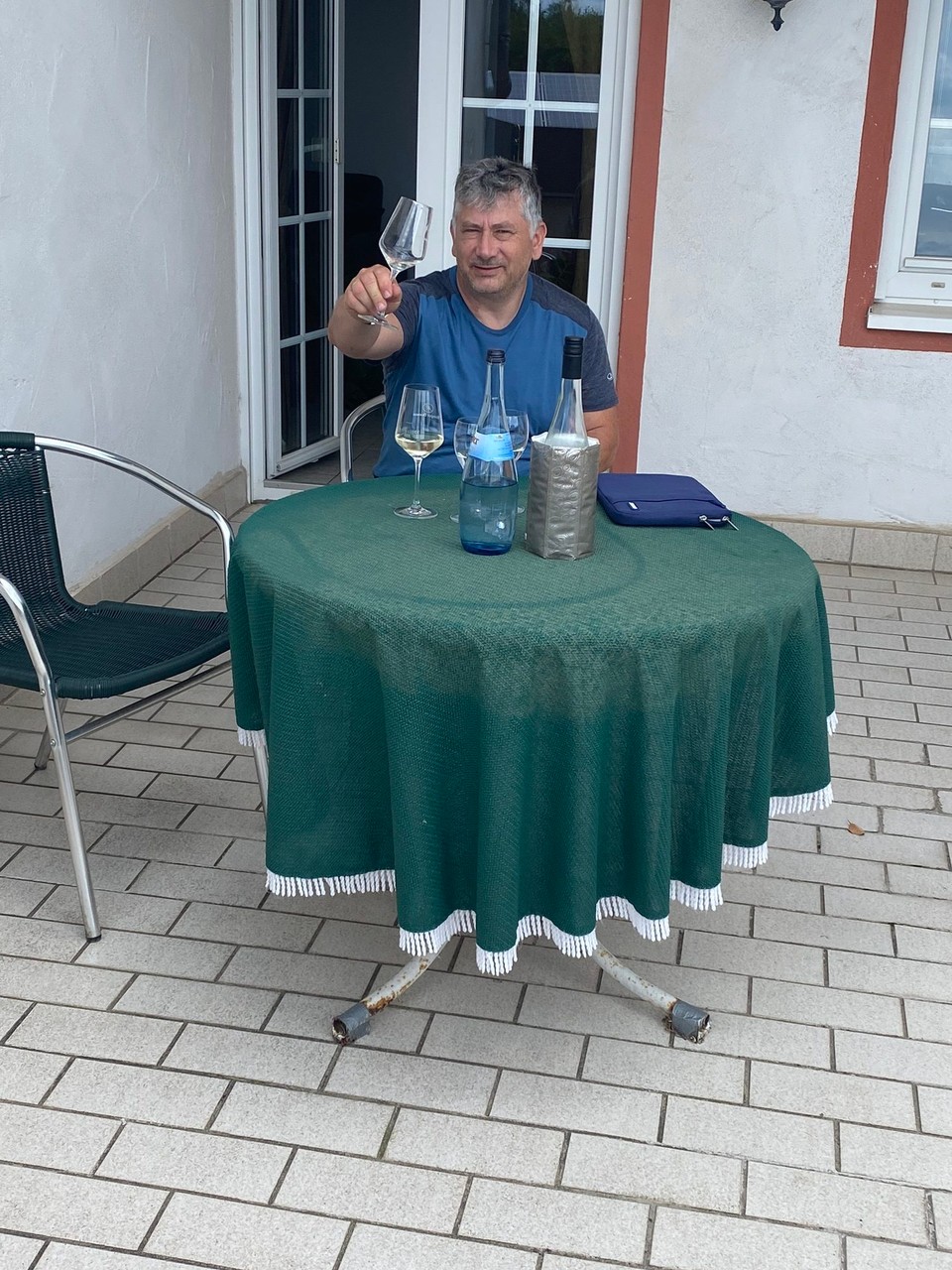 Deutschland - Palzem - Erste Weinprobe auf der Terrasse