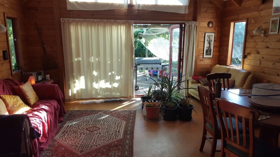 Neuseeland - Thames - Das Wohnzimmer/Esszimmer/aufenthaltszimmer des selbstgebauten Hauses.
