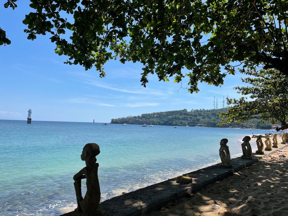 Indonesien - Kabupaten Lombok Barat - Hallo, heute haben wir den ganzen Tag auf einer Sonnenliege mit einem Buch verbracht.
Das war der Ausblick für den ganzen Tag und das einzigste Bild.
Also gibt es für euch ein paar Bilder von gestern.