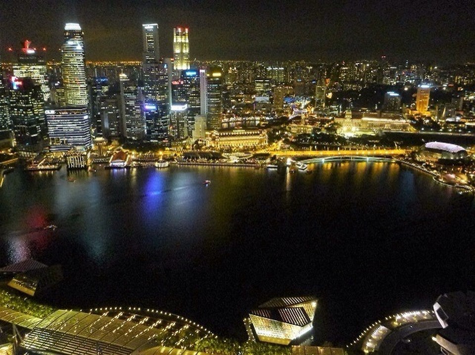 Singapur - Marina - In der Zwischenzeit ist es Nacht geworden und das Lichtermeer erstrahlt 