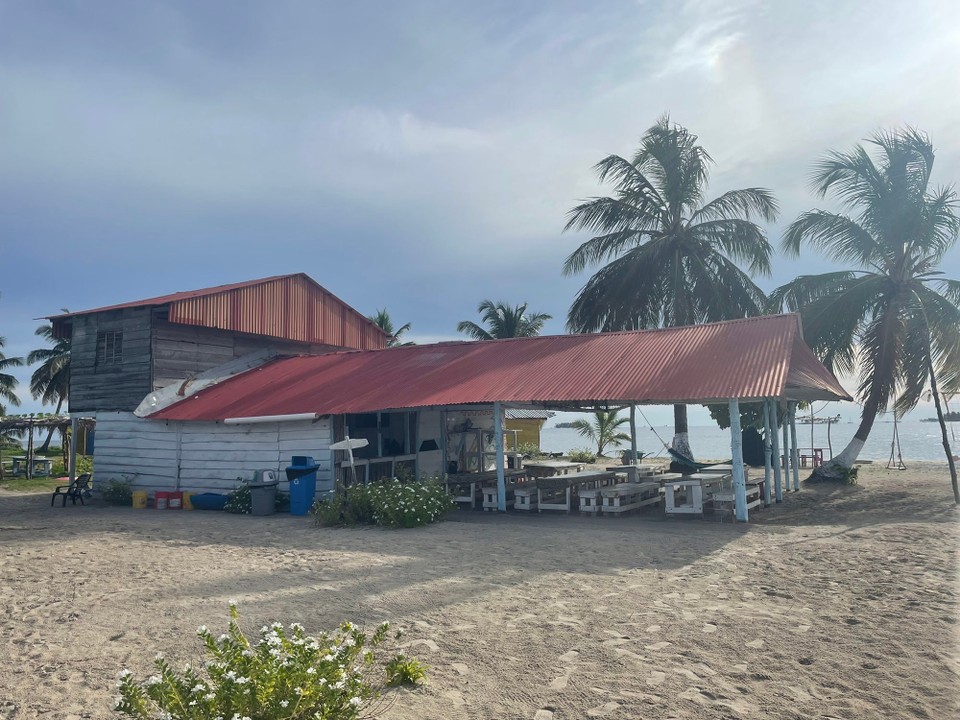 Panama -  - Isla Diablo:
Der Gemeinschafts-/ Essbereich 🥘 