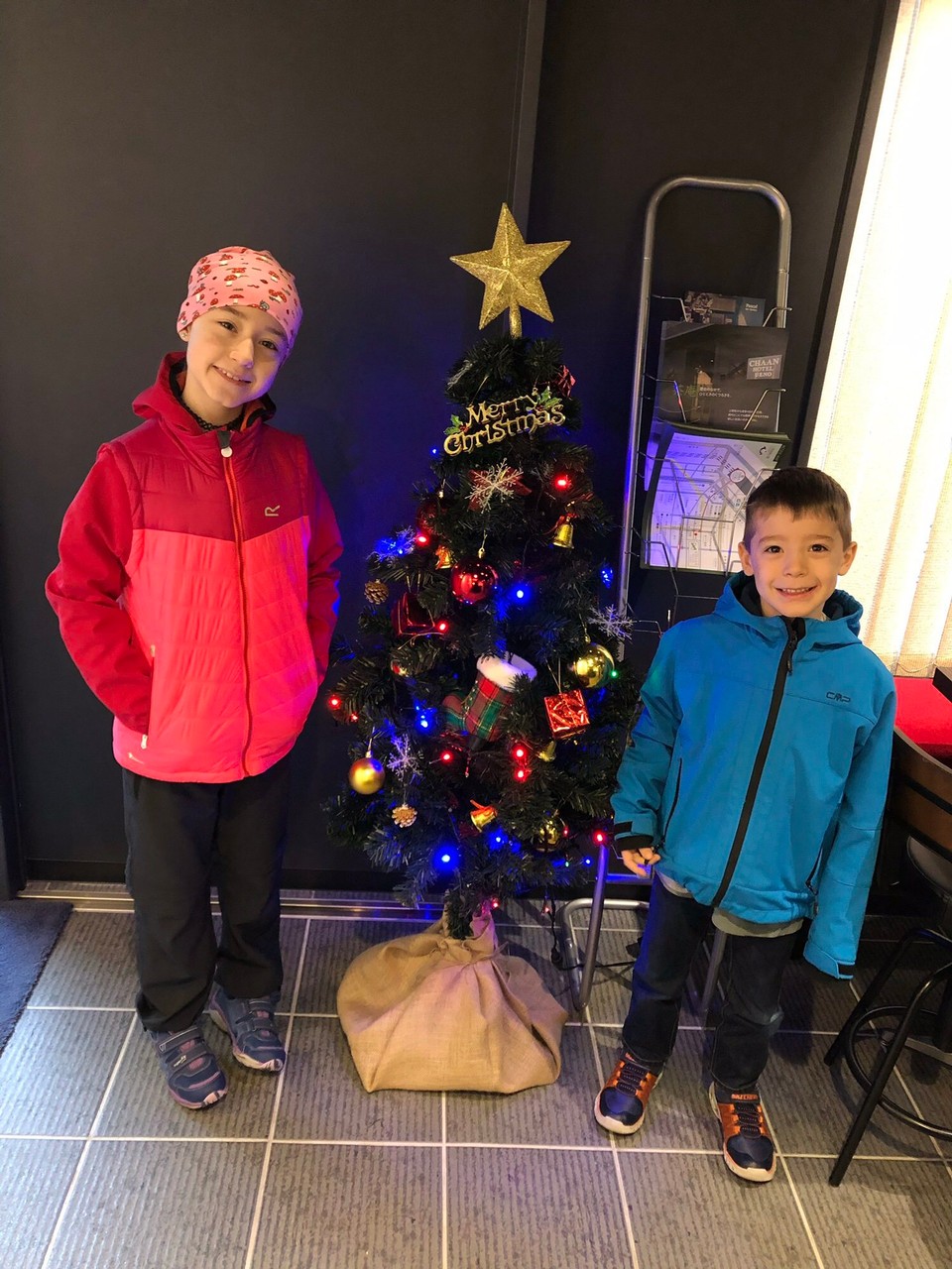 Japan - Taito-Ku - Weihnachtsstimmung im Hotel.
Wir hatten eigentlich Pancakes zum Frühstück geplant... standen dann aber vor verschlossenen Türen.
Das Restaurant öffnet erst um 11.00. Am ersten Morgen mit dem Jetlag hatte es genau zum Frühstück gereicht.
Das Wetter heute leicht regnerisch bei 9 Grad.