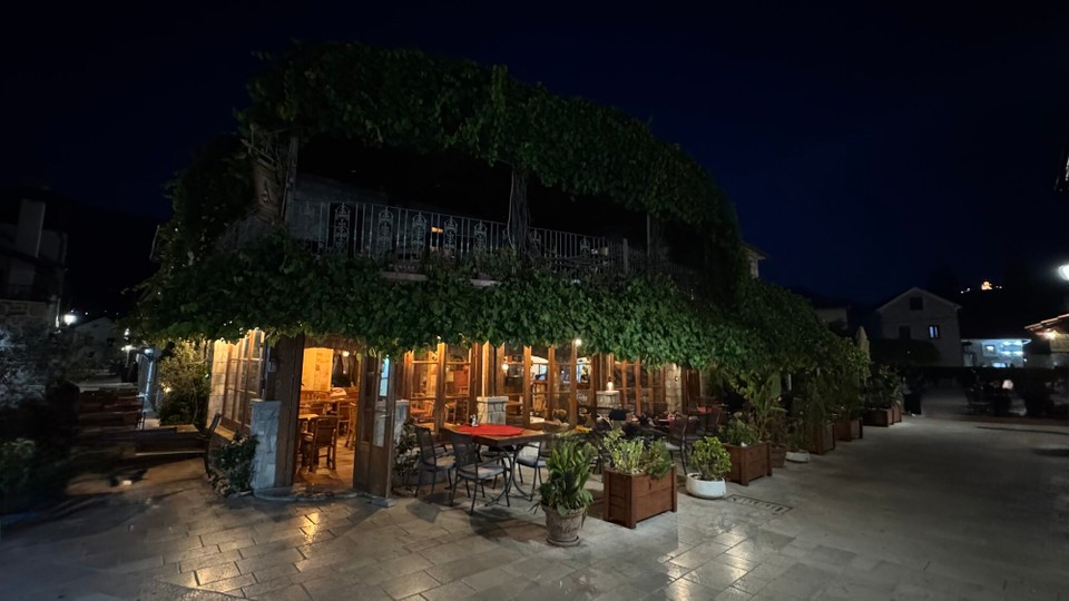 Bosnien und Herzegowina - Grad Trebinje - Die Altstadt ist von einer Stadtmauer umgeben und in den Gassen sind viele sehr gut erhaltene Naturstein Häuser.
Hier reiht sich ein Restaurant ans andere.
Für uns endete der Abend bei einem Bierchen im Pub.