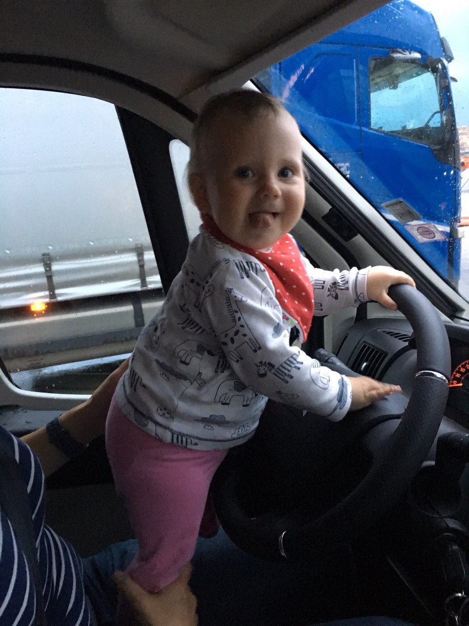 Montenegro -  - Lelia „fährt“ das Mückimobil und zeigt, wie schön sie schon die Zunge rausstrecken kann 