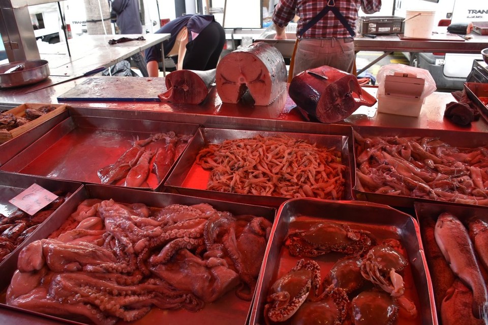 Malta - Marsaxlokk - Sonntags besuchen viele Malteser den Fischmarkt von Marsaxlokk, um frische Meeresfrüchte vom Fang des Morgens zu kaufen.