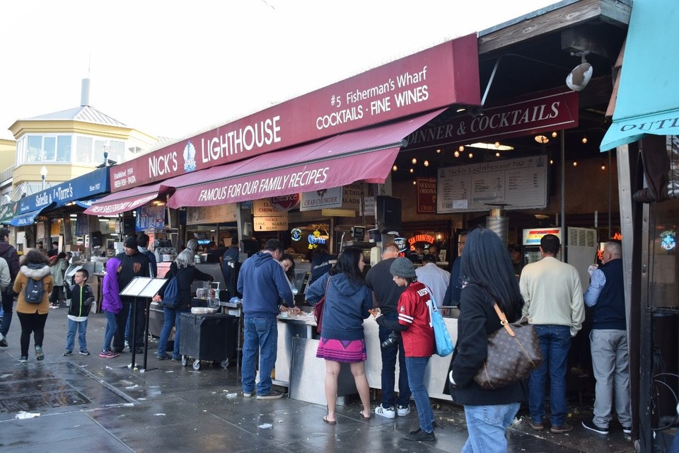 USA - San Francisco - Viele Stände bieten lokale Spezialitäten mit Meeresfrüchten an 