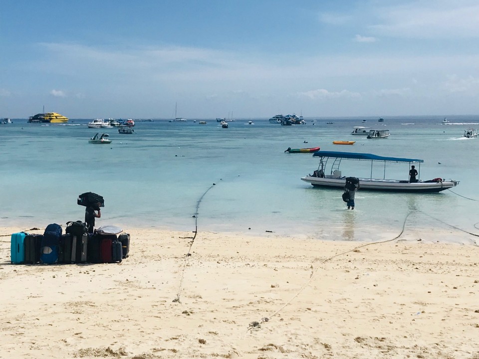 Indonesia - Sanur - Her bæres baggasjen til den lille båten som skal ta oss til den store båten som skal ta oss til Sanur. 