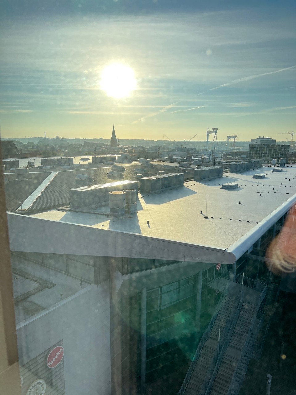 Deutschland - Kiel - Blick aus dem, leider sehr schmutzigen, Fenster auf den Hafen. Ganz links kann man die Bella erahnen.