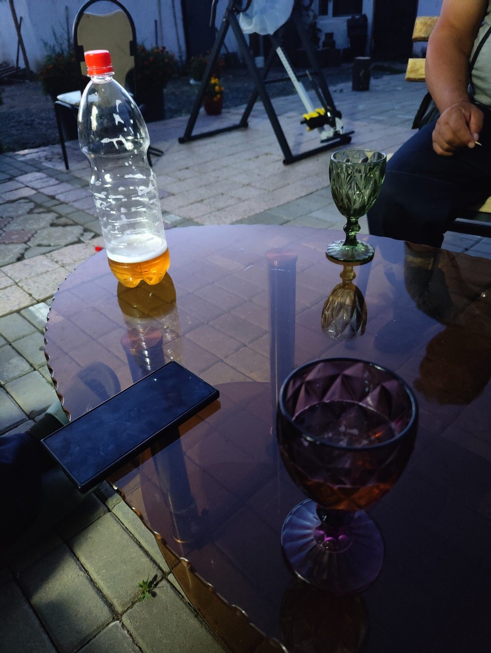 Kasachstan - Abylay - Das kühle Bier mit den Gasthausbesitzern 😁