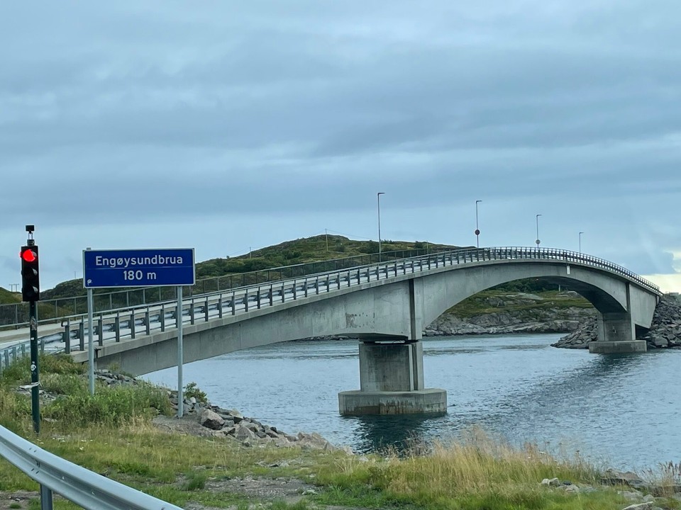 Norwegen - Henningsvær - (Bisher) einzige Brücke mit Ampel 