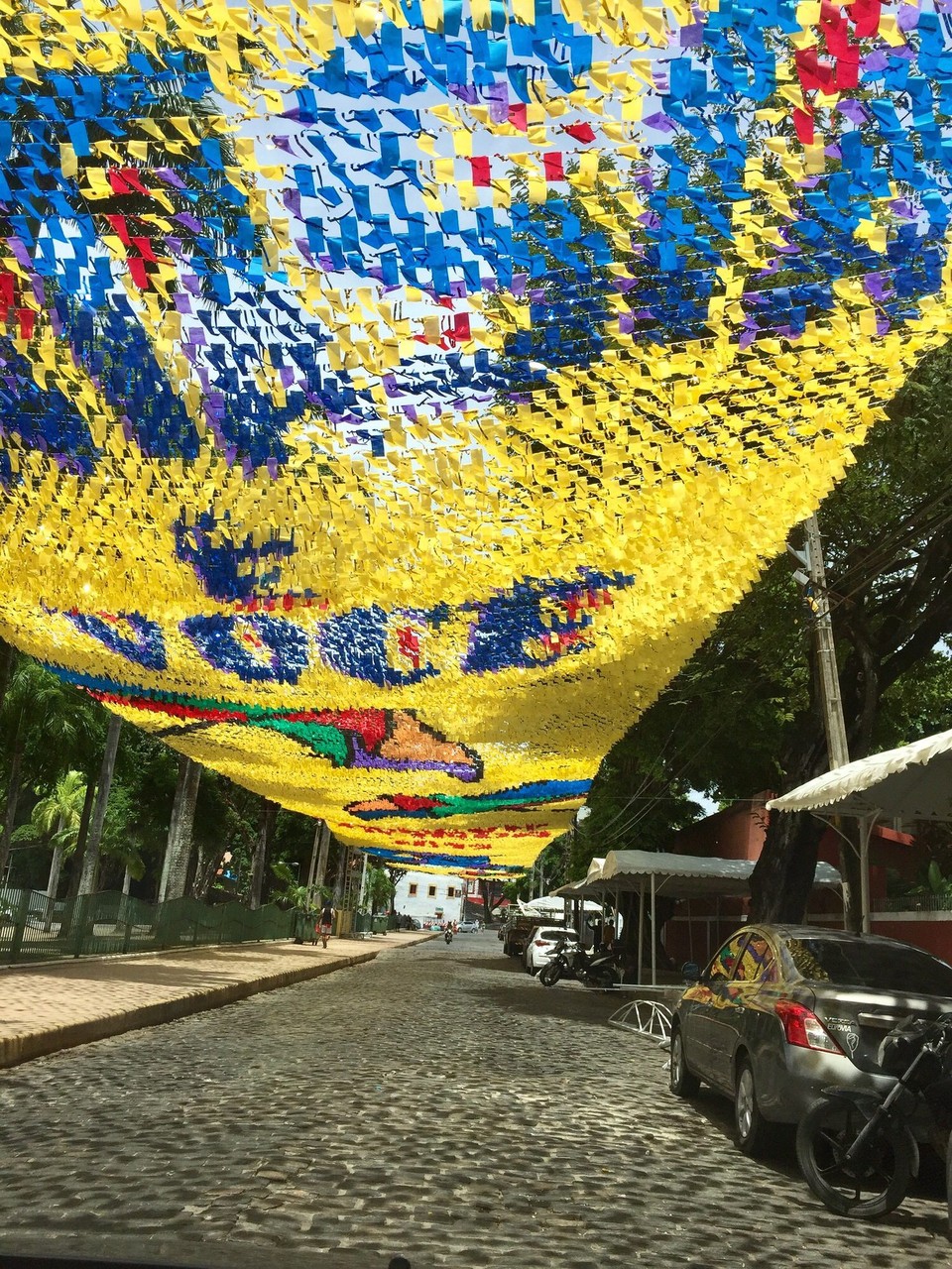 Brasilien - Olinda - Straßendecke für Karneval