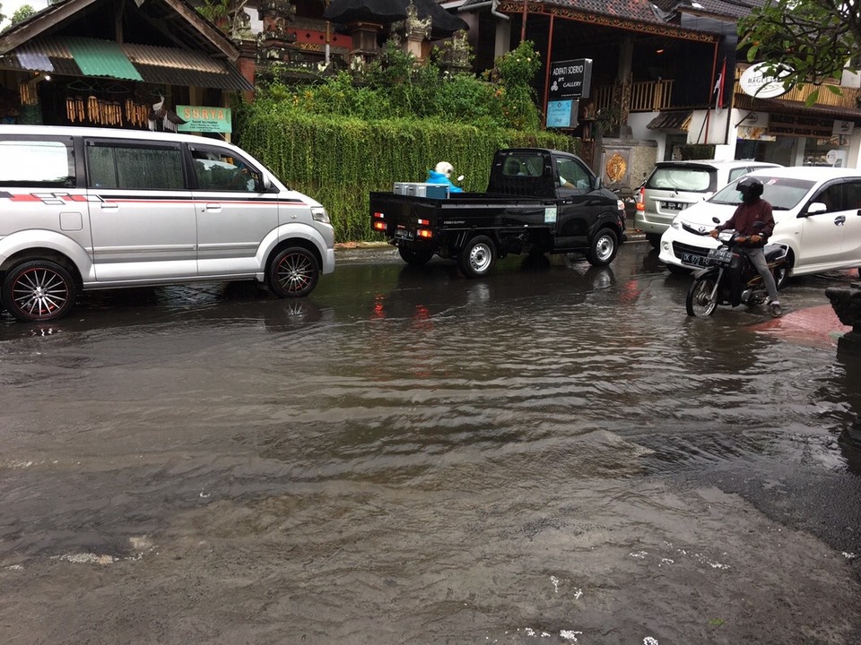 Indonesien - Gianyar - Die Straßen sind offensichtlich nicht gerade, sondern leicht wellig, so dass sich an einigen Stellen das Wasser sammelt