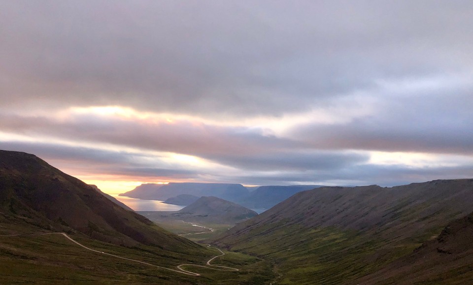 Island - Ísafjarðarbær - Und gerade 23:20 Uhr und wir erblicken schon unser Ziel: Þingeyri , bzw. den Hausberg vor Þingeyri: Sandafell. Und ein neuer Fjord tut sich auf: Der Dýrafjörður. Also dann: Endspurt...