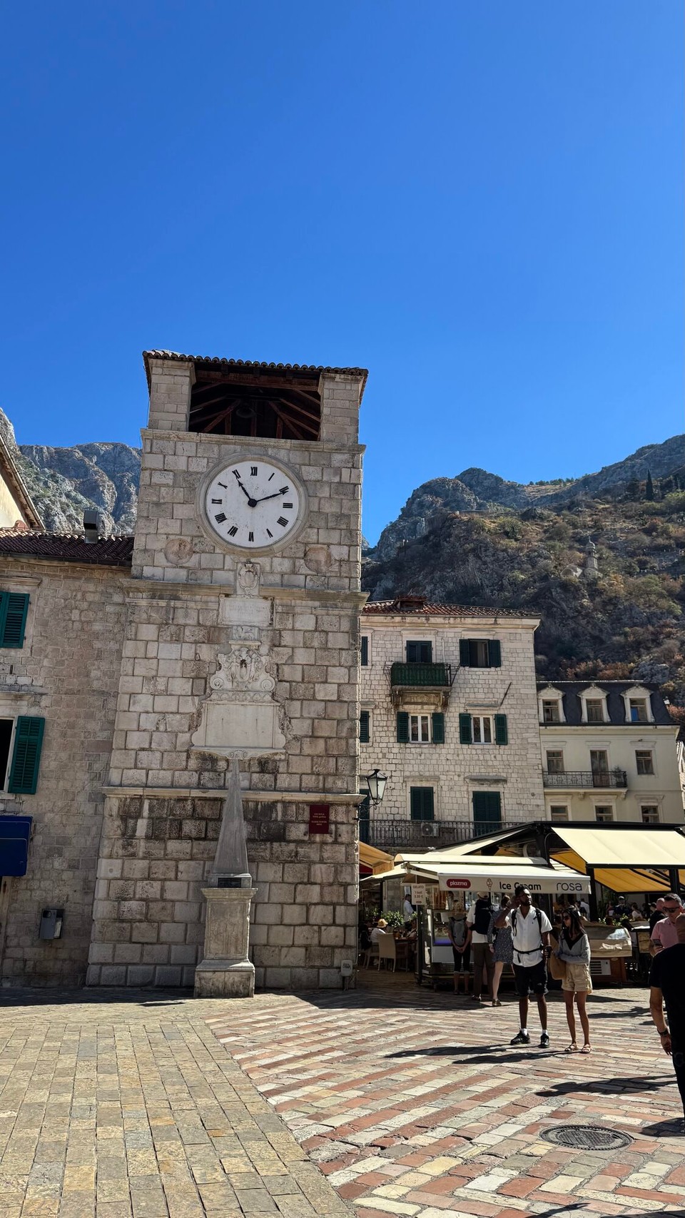Montenegro - Kotor - Die Altstadt betreten wir durch das wichtigste Stadttor („Sea Gate“). Hier zieht der hübsche, dreistöckige Uhrturm im Renaissance-Stil alle Blicke auf sich. 