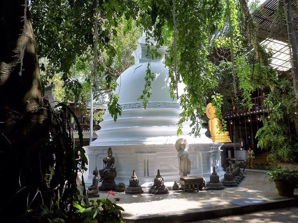 Sri Lanka - Colombo - Eine Pagode zum beten