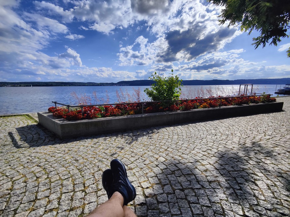 Deutschland - Überlingen - Entspannen an der Promenade, die Beine sind schon schwer geworden 😅
