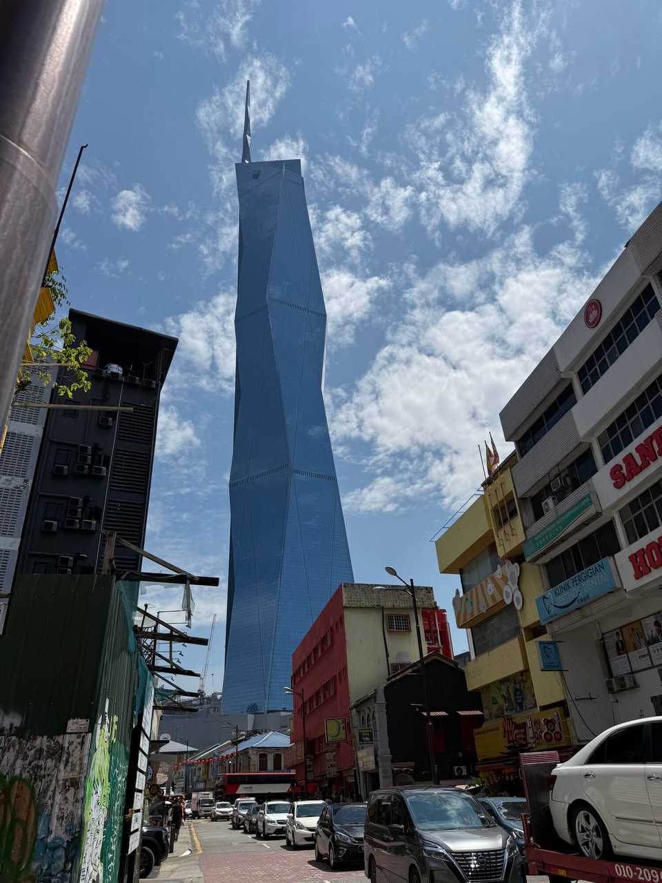 Malaysia - Kuala Lumpur - Merdeka 118 oder KL118
Sehr beeindruckend dieser Tower mit einer Höhe von 679 m. Damit wird man aber im weltweiten Vergleich leider nur zweiter Sieger.
Die Eröffnung soll noch im Frühjahr erfolgen. Auch hier gibt es Bauverzögerungen, wenn auch nur um ein Jahr. 