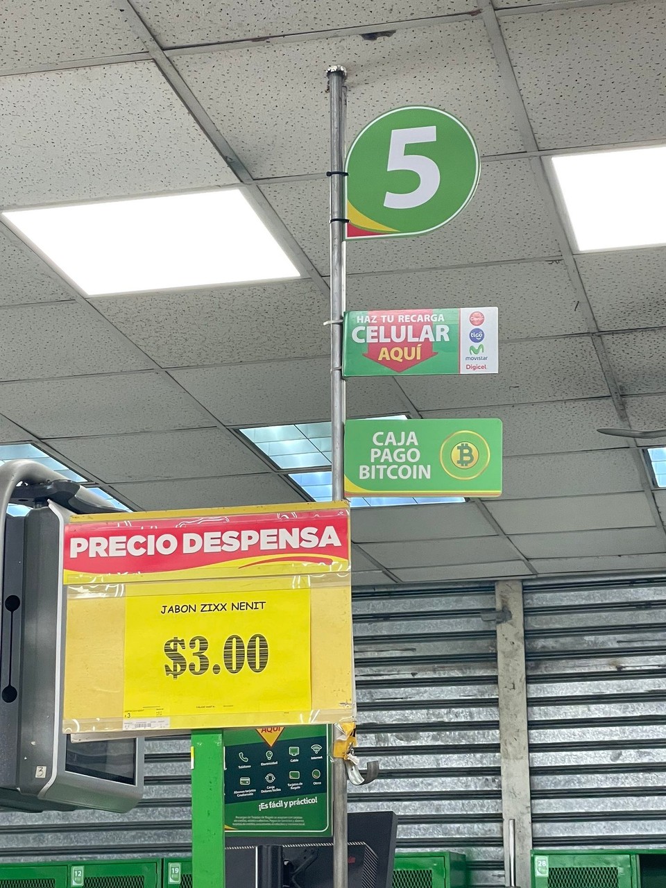 El Salvador - Santa Ana - Ein paar Einkäufe erledigen - Bezahlung in Dollar oder Bitcoin? El Salvador hat den Bitcoin als erstes Land offiziell als gesetzliches Zahlungsmittel akzeptiert