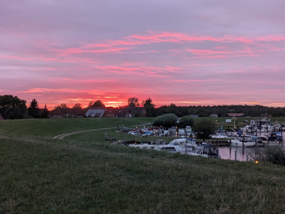 Deutschland - Lauenburg/Elbe - Blöderweise hatten wir ordentlich Gegenwind und mussten uns echt mühen. Der Sonnenuntergang hat ein wenig getröstet. Aber trotzdem...