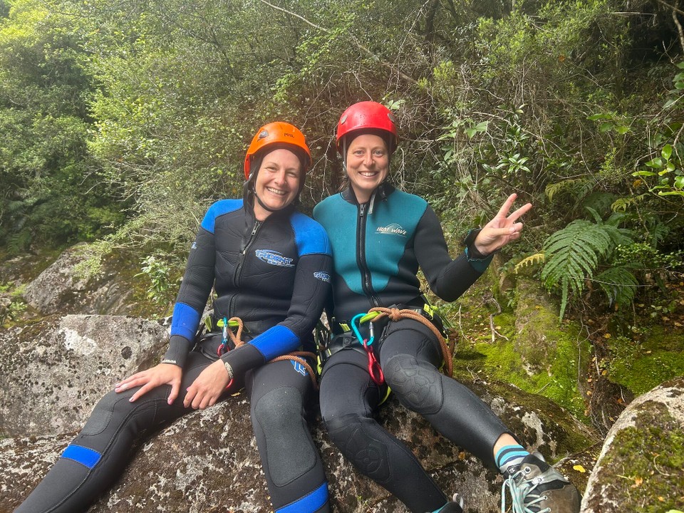 Neuseeland - Kahurangi National Park - Canyoning die zweite, diesmal zu fünft - hier mit Brigette am warten, dass wir uns abseilen dürfen 😅