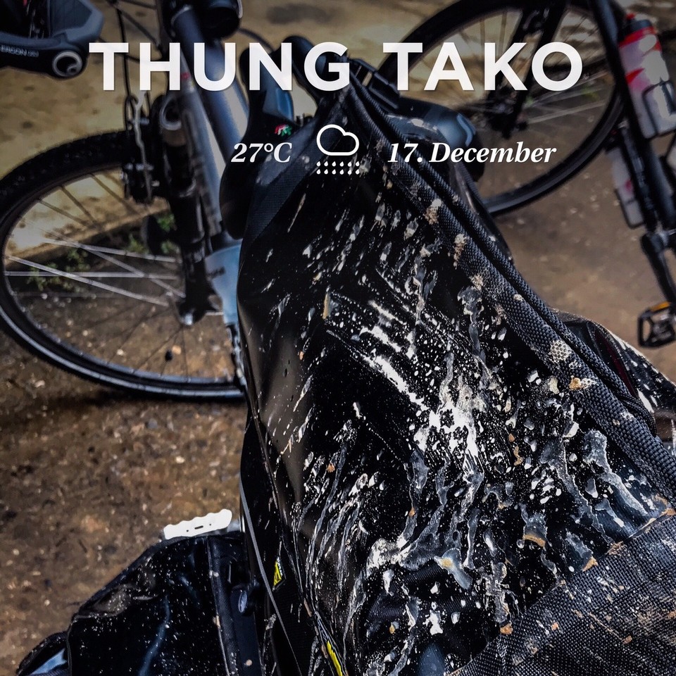 Thailand - Amphoe Thung Tako - Das Equipment nach Fahrt über nicht asphaltierte Straßen.
