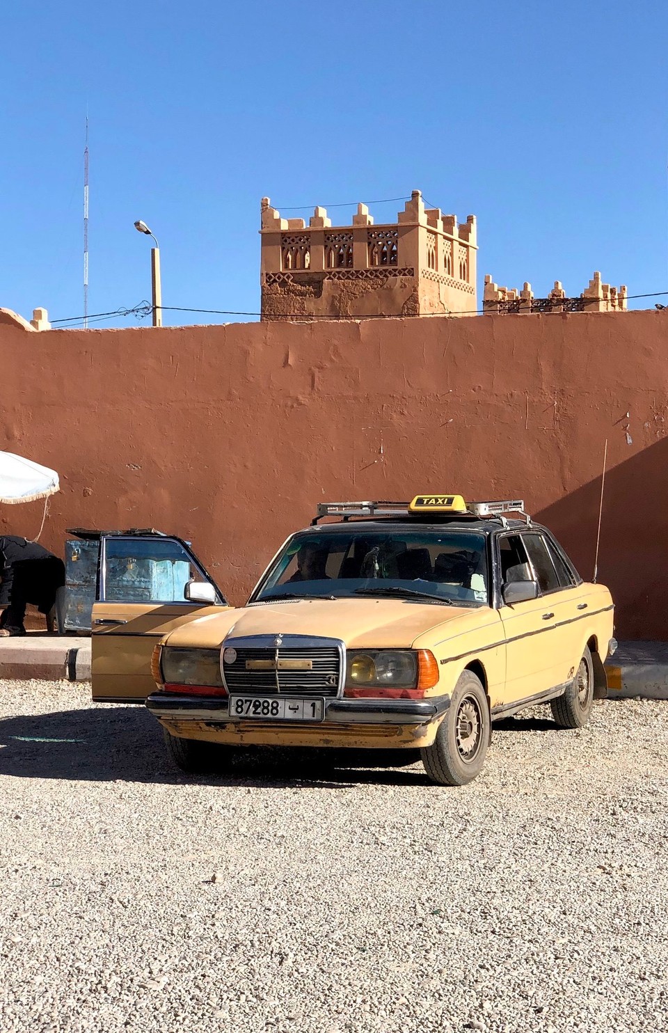 Marokko - Ouarzazate - Meistens sind die alten Mercedes Taxis und von denen gibt es hier sehr viele. 