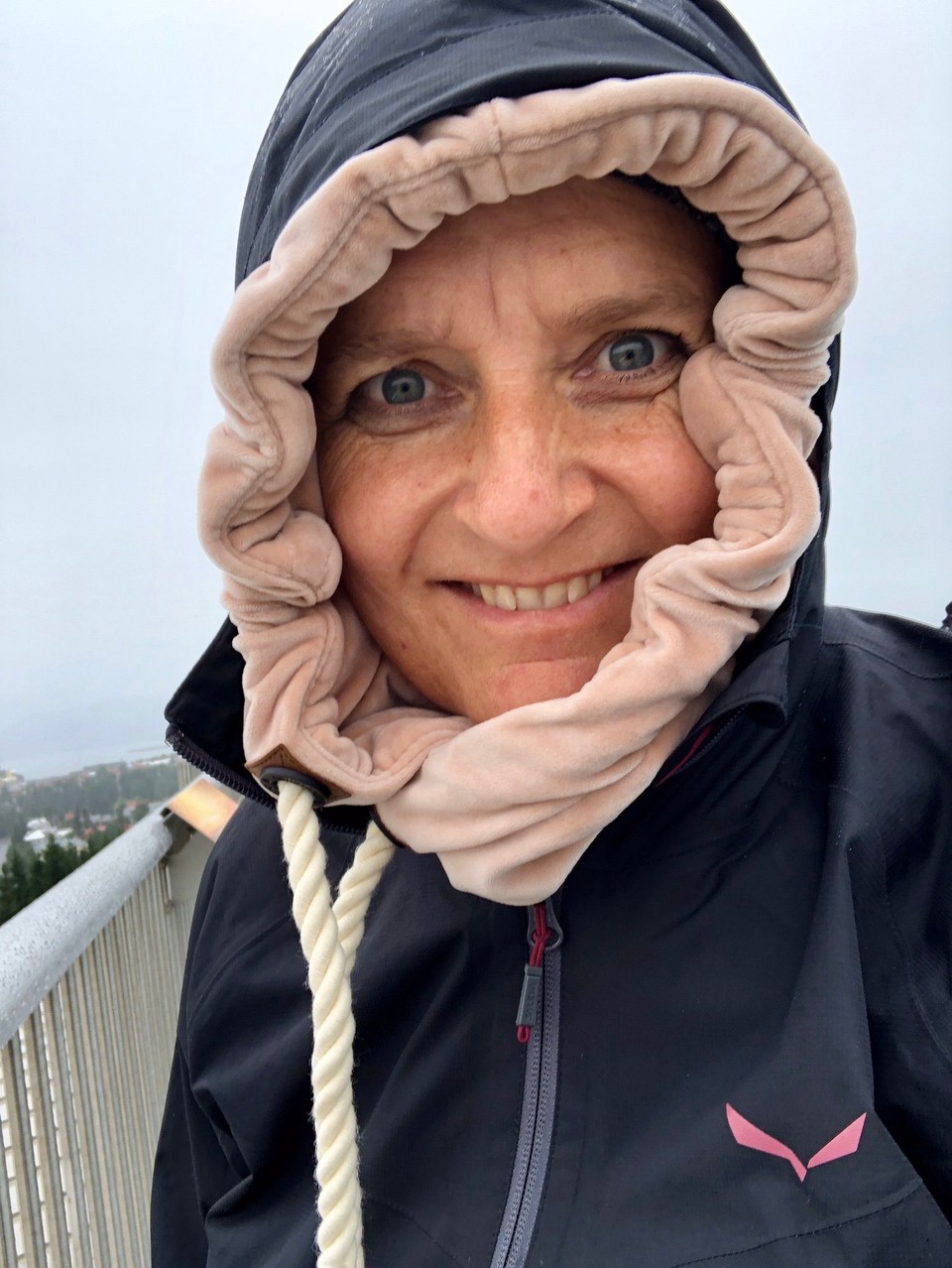 Island - Reykjavík - Draussen auf der Aussichtsplattform ist es inzwischen ganz schön ungemütlich. Windig und regnerisch, wie angekündigt...