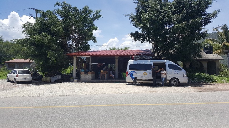 Mexiko - Brisas de Zicatela - Es war ein ziemlich heißer Ritt über den Bergpass nach Puerto Escondido. Diesmal haben wir den schönen Reisebus mit Toilette und vielen spanischen Filmen gegen dieses stolze Gefährt eingetauscht. Für die 260 km haben wir 8 Stunden gebraucht um die vielen Höhenmeter und zahlreichen Kurven zu überwinden. Entfernungen werden hier anderes gemessen. Unterwegs haben wir viele schöne Landschaften gesehen oder einfach versucht ..... 