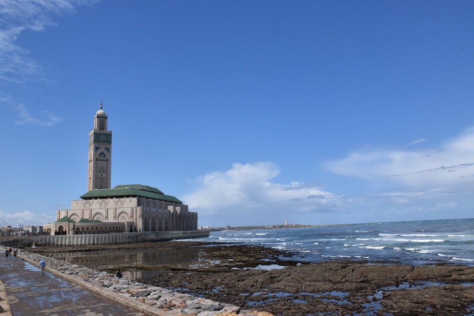 Marokko - Casablanca - Die Moschee Hassan II ist das drittgrößte muslimische Gotteshaus der Welt, 210 Meter ragt das Minarett empor und über 100.000 Gläubige können sich im Gebetsraum und auf der Gebetsplattform vor der Moschee versammeln.