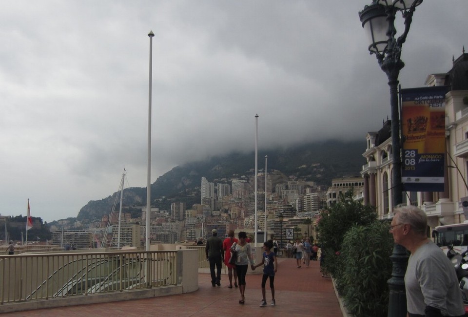 Monaco - Monaco - tiefhängende Wolken über dem Gebirge