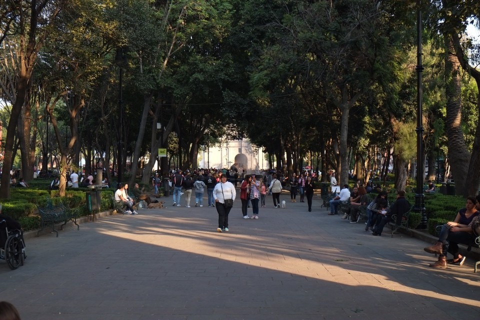 Mexiko - Mexiko-Stadt - Nach dem Besuch der Casa Azul schlendern wir durch die Nachbarschaft - Coyoacán war zu Fridas Zeiten noch ein Vorort von Mexico City und hat sich seinen dörflichen Charme bewahrt - so dass Sonntags ein beliebtes Ausflugsziel ist und alle auf den Beinen sind ☀️ Hier auf der Plaza de la Conchita