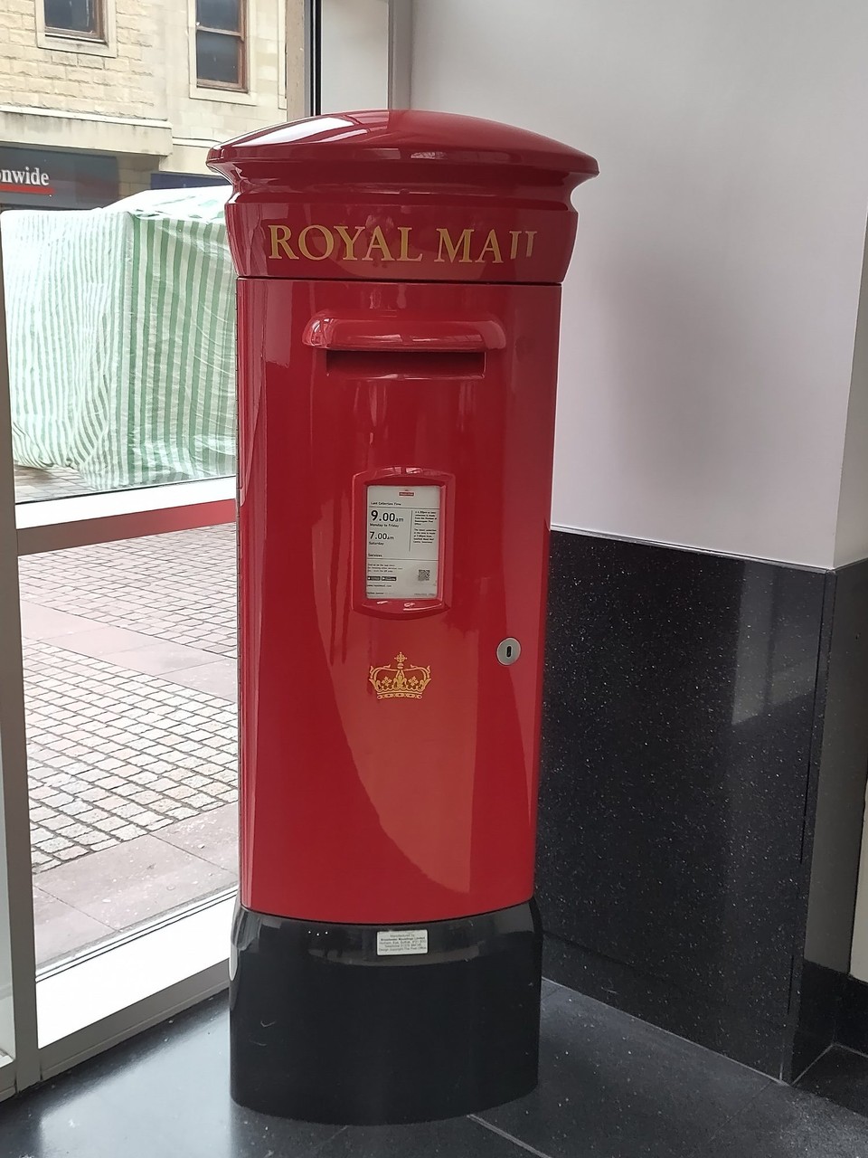 Schweiz - Basel - Original öffentliche Briefkästen....ziemlich royal 😉