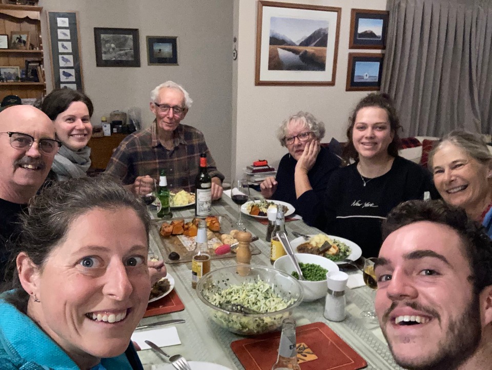 Neuseeland - Ward - Neben mir sitzt der Farmbesitzer Tom, Katja (Helferin aus Dänemark), David (Nachbar), Bernie, Valerie, Sue (Nachbarin), Monty