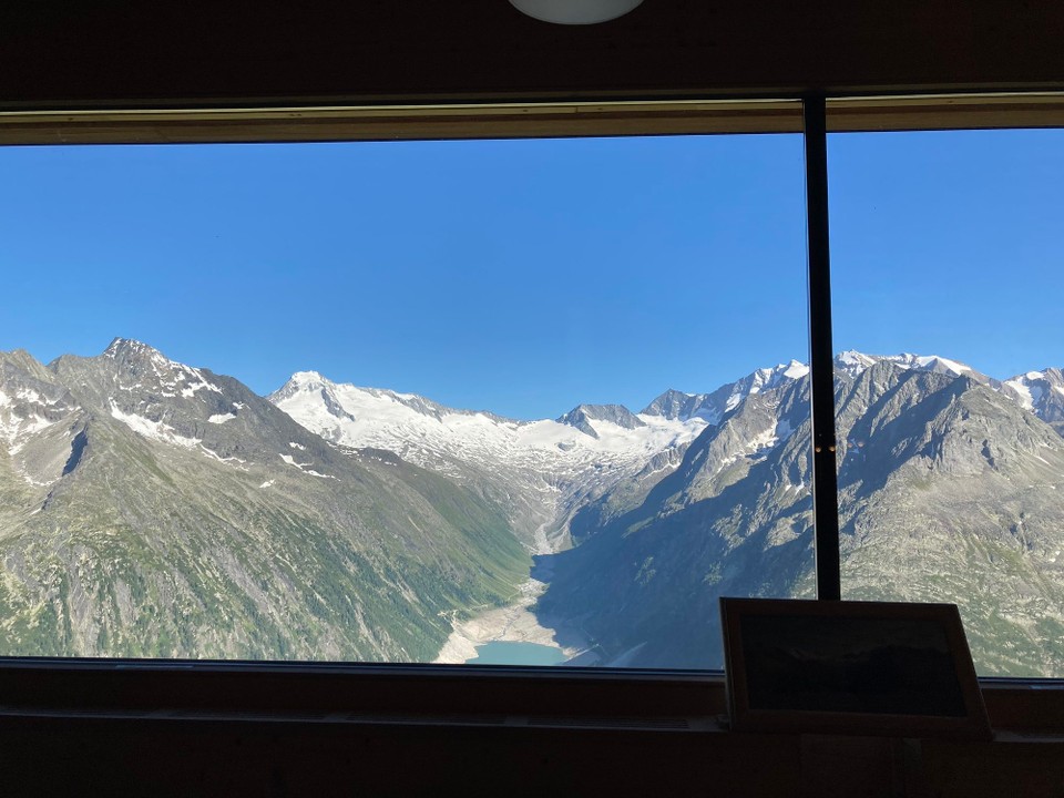 Österreich - Finkenberg - Aus dem Panorama Fenster der Olperer Hütte 
